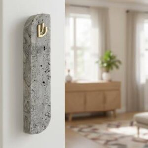 מזוזה בצבע אפור שיש מעוצבת קלאסית בעבודת יד