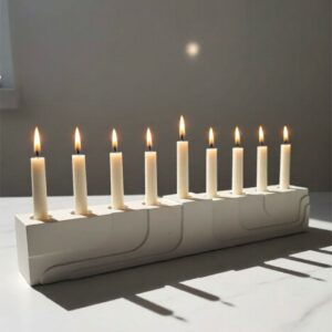 חנוכיה מודרנית דגם "Flow" – אור ואומנות עכשווית