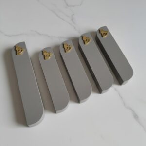 סט בתי מזוזה "קו נקי" – מינימליזם אורבני אפור בעבודת יד