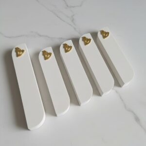 סט בתי מזוזה "קו נקי" – מינימליזם אלגנטי וטוהר לבן בעבודת יד